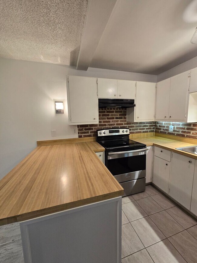 Building Photo - Beautiful Ground Floor Unit-  1BD/1.5BA