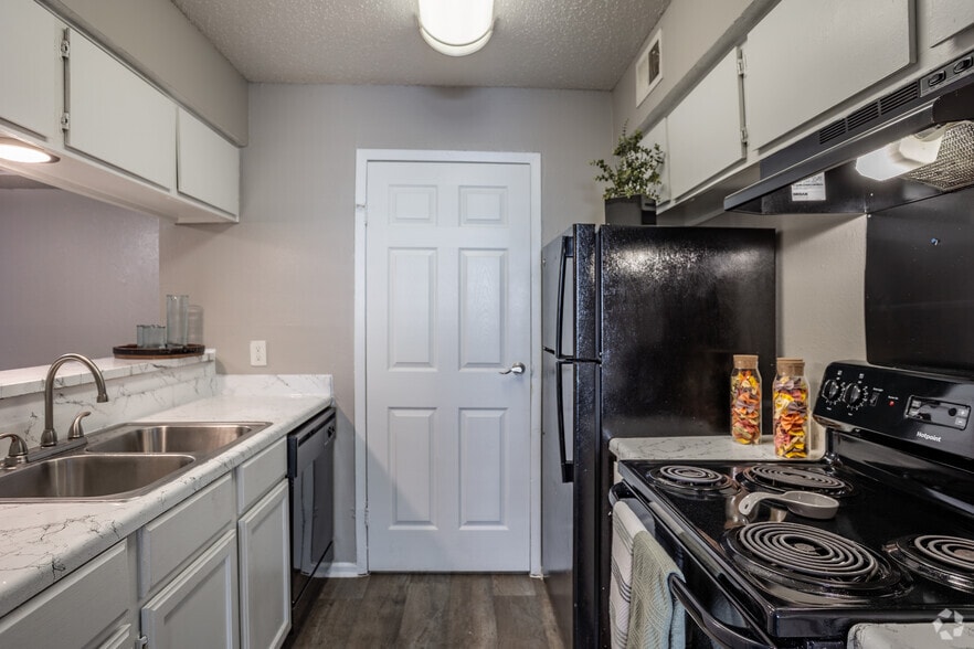 2BR, 2BA - 859SF - Kitchen - 5636 Apartment Homes
