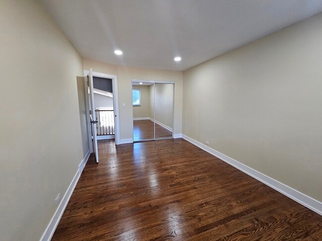 Building Photo - 1535 E Jane Ave