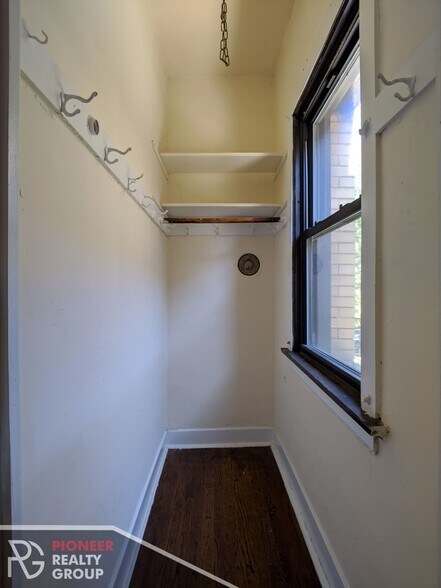 Building Photo - 2421 N Sawyer Ave