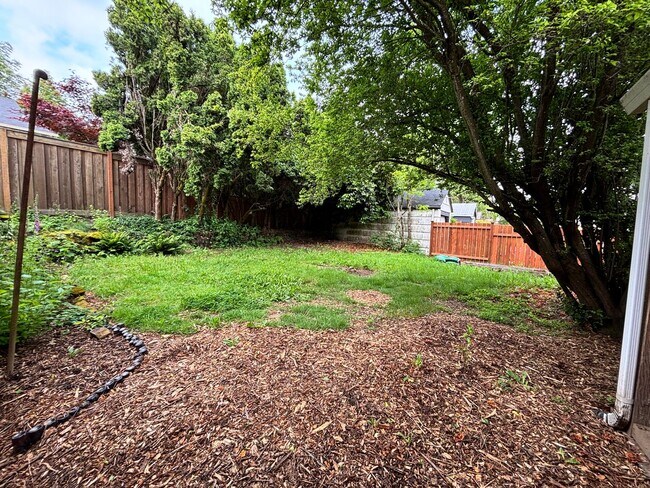 Building Photo - Newly updated 4 bedroom house in Laurelhurst neighborhood!