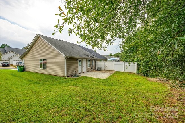 Building Photo - 410 Danielle Way