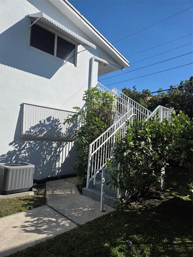 Building Photo - 2000 NE 51st Ct