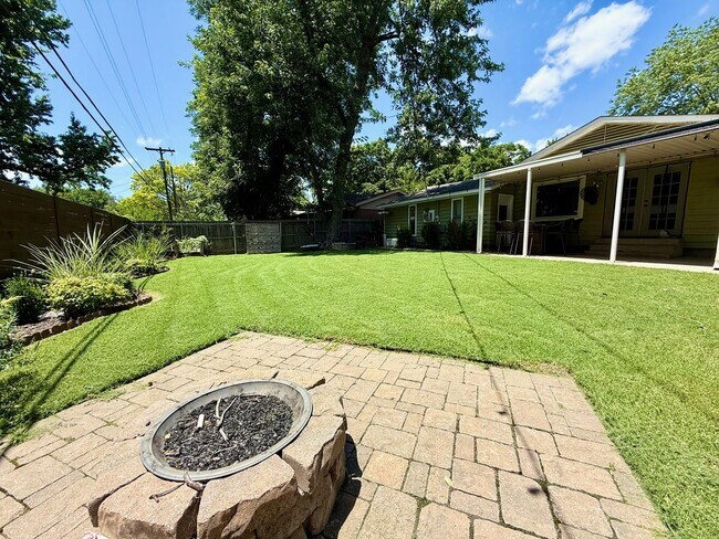 Building Photo - Super Cute Great Neighborhood!