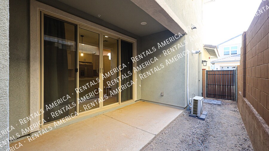 Building Photo - 2858 N Evergreen St