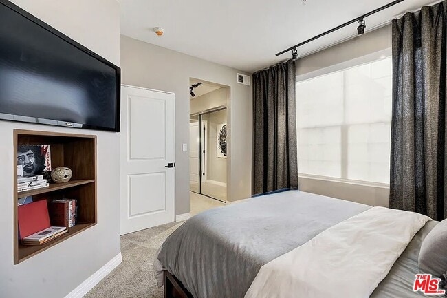 Building Photo - 930 N Doheny Dr