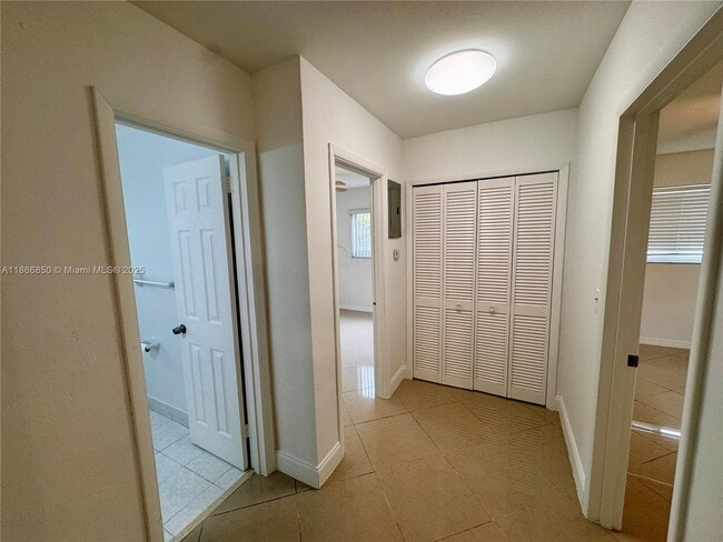 Building Photo - 4720 SW 25th Terrace