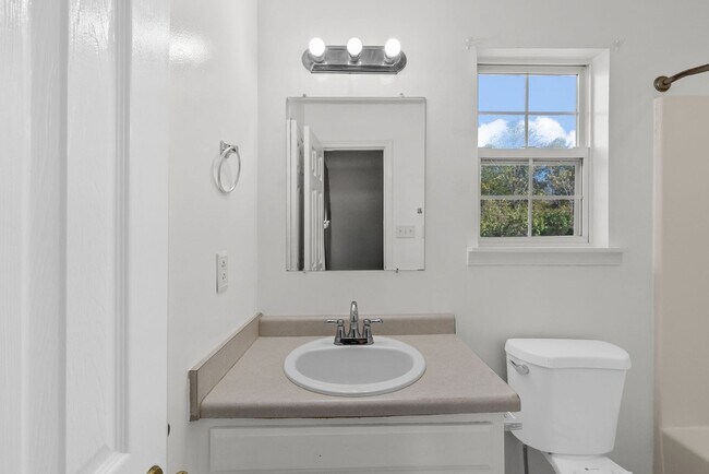 Building Photo - 3 Bedroom Pet Friendly Home For Rent Near Post!