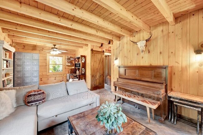 Building Photo - 2689 Daisy Ln