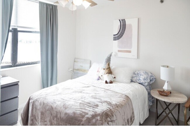 Building Photo - 105 Lake Emerald Dr