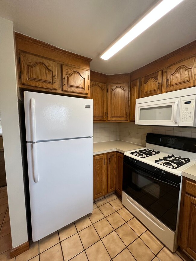 Building Photo - 1046 Leslie Ln