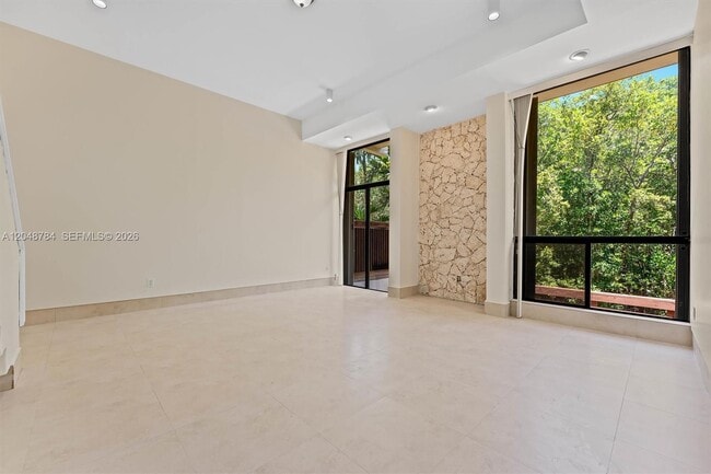 Building Photo - 2525 NE 135th St