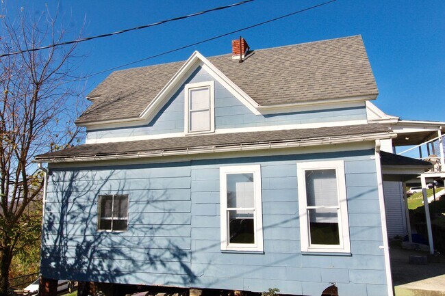 Building Photo - Sunny Side - 3 Bedroom Big House - Availab...