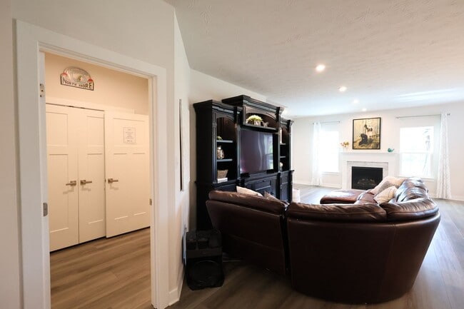Building Photo - 4 Bedroom, 4 Bath Home w/Backyard Heated Pool overlooking Pearl's Fen