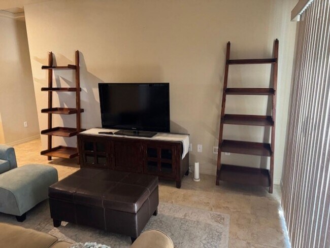 Building Photo - Condo in Gated Community!