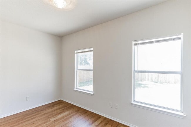 Building Photo - 1107 E 3rd St