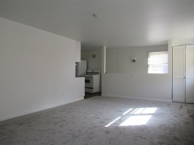 Building Photo - 255 Fairfield Woods Rd