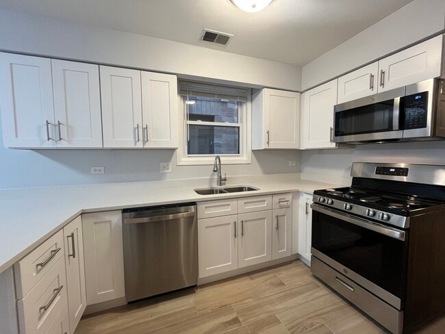 Building Photo - 449 W 37th St