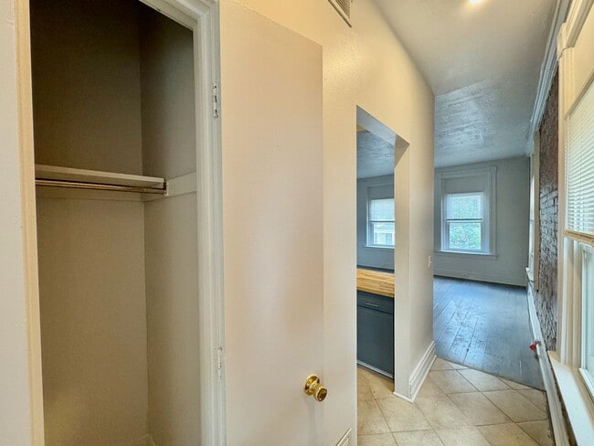 Building Photo - 2233 Victor St