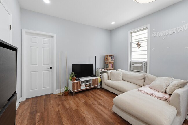 Building Photo - 17 Troy St