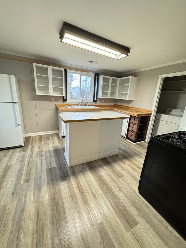 Building Photo - 1237 E Riverside Dr