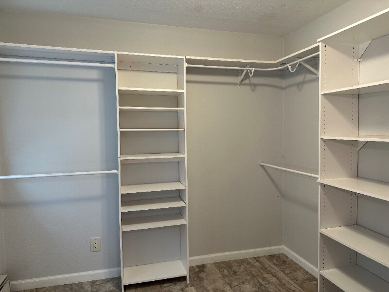 Building Photo - 17634 Meadow Creek Dr