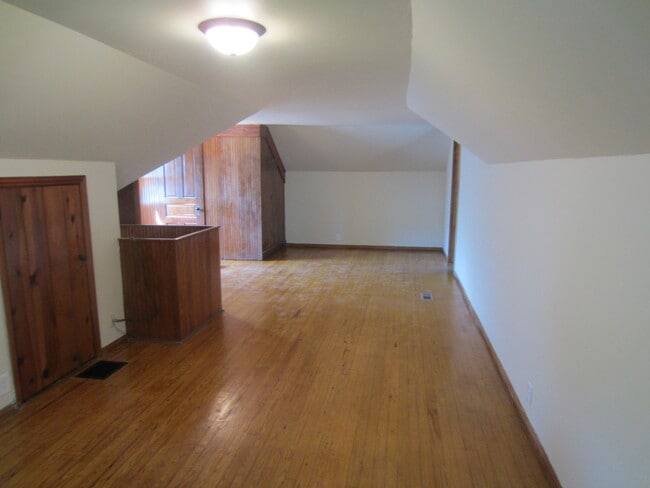 Building Photo - Updated 3 Bed 2 Bath Home