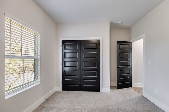 Building Photo - 319 Bledsoe St