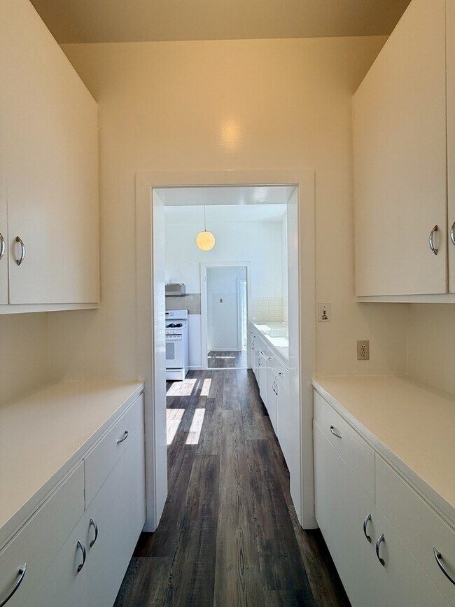 Building Photo - 1717 Jones St