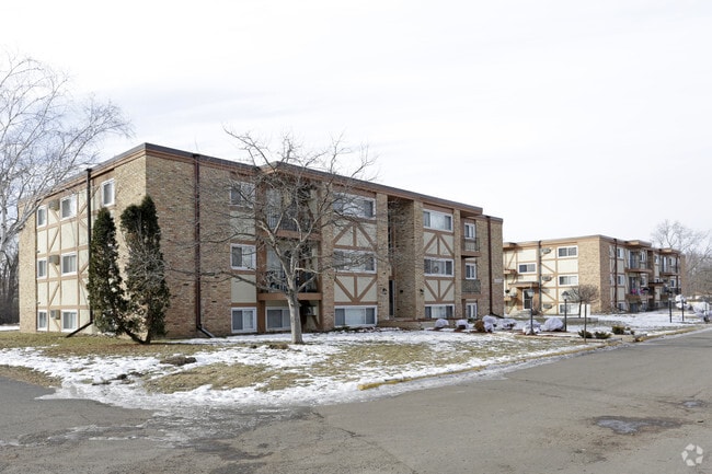 Building Photo - 34 Grand Apartments