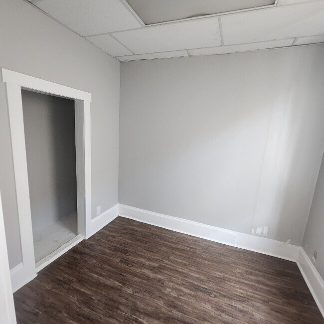 Building Photo - 3020 Searsdale Ave