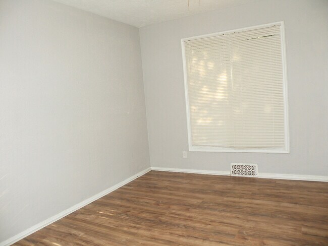 Building Photo - 3 Bed - 1 Full Bath Ranch for Rent!