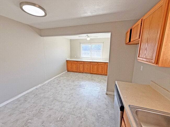 Building Photo - 3 Bed 1.5 Bath Single Family Home In Beaut...