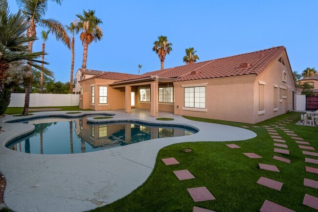 Building Photo - Gorgeous Everything you Need 4Bedroom plus Den Chandler Home!