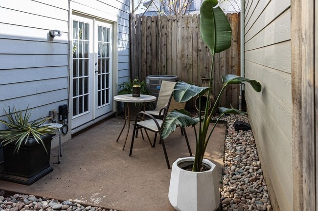 Building Photo - 1515 1/2 S Carson Ave