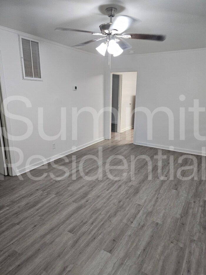 Building Photo - 605 Betty St