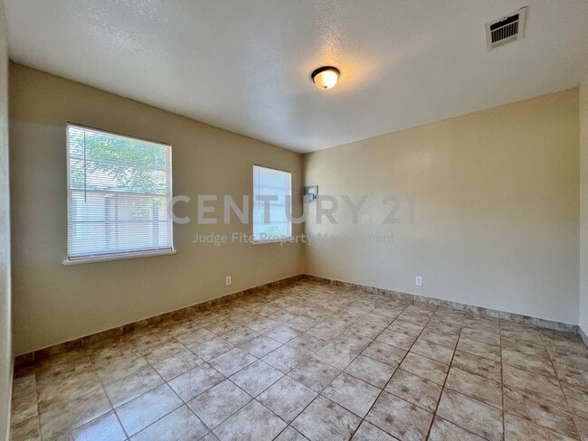 Building Photo - Cozy 1-Story 1/1 Duplex in Castleberry ISD...
