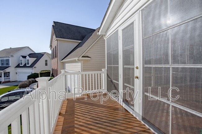 Building Photo - 120 Windsong Dr