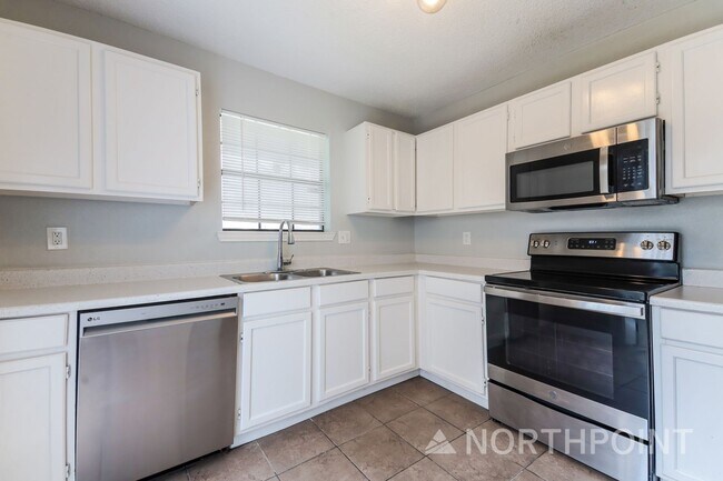 Building Photo - 3 BR/2BA | Updated Single Family Home |  Private backyard | In Dallas!