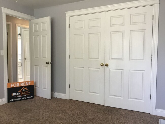 Building Photo - 4 Bedroom 2 Bath  Home 2 Car Garage.