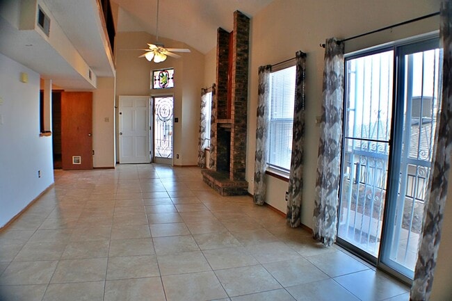 Building Photo - Charming Home Move-in-Ready