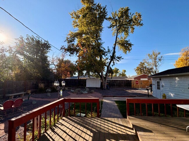 Building Photo - Lovely 5-bedroom, 2¾-bath home located in ...