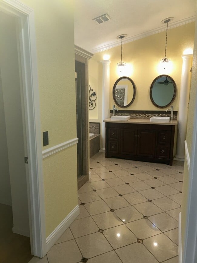 Building Photo - Gorgeous Home in Gated Community