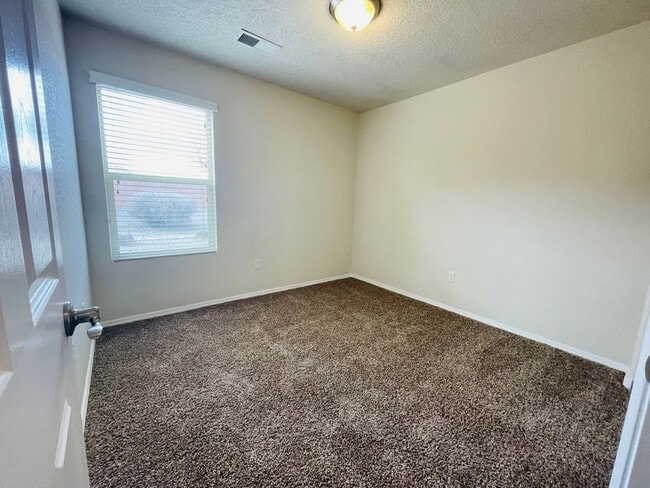 Building Photo - 3 bed 2 bath 1400 sq ft home