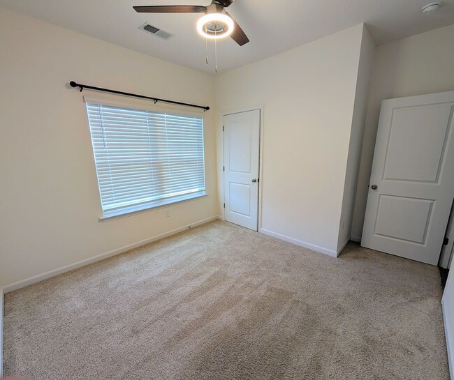 Building Photo - Great Home Available Now