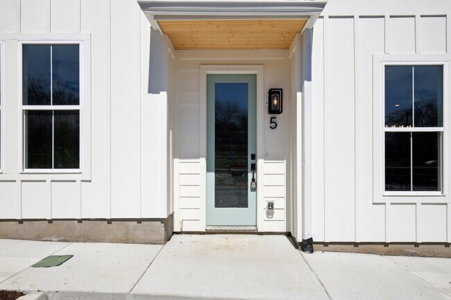 Building Photo - 341 Archwood Dr