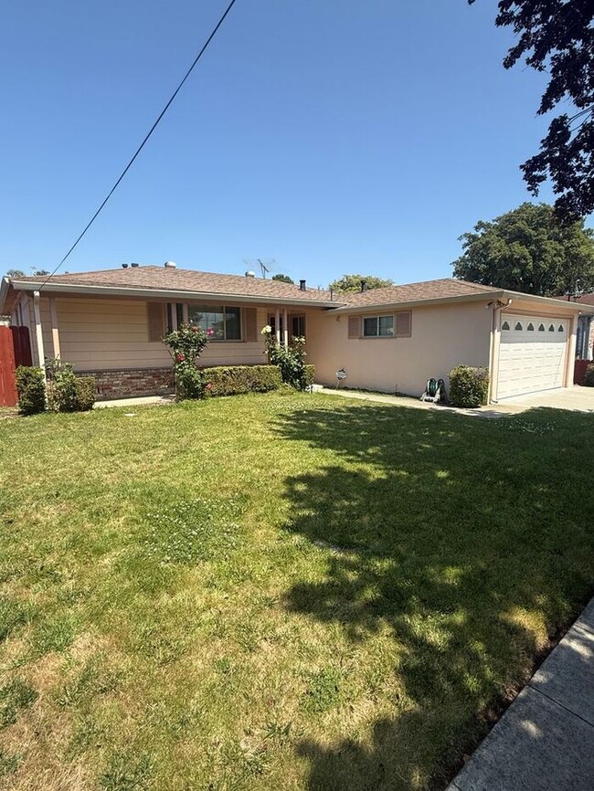 Primary Photo - Charming 3 bedroom 2 bath home