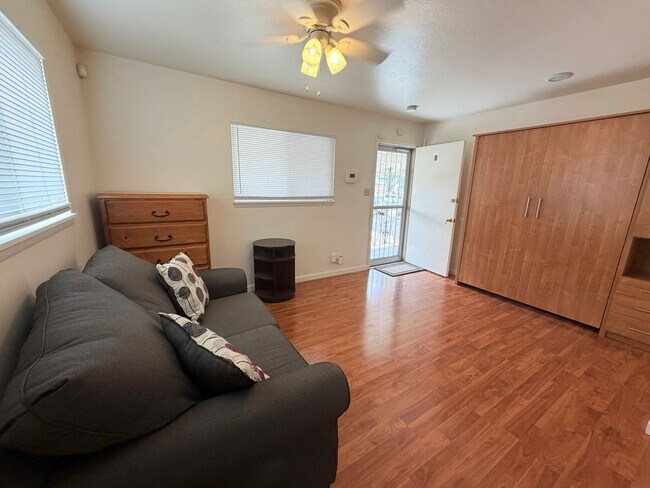 Building Photo - Furnished Studio Apartment in Midtown