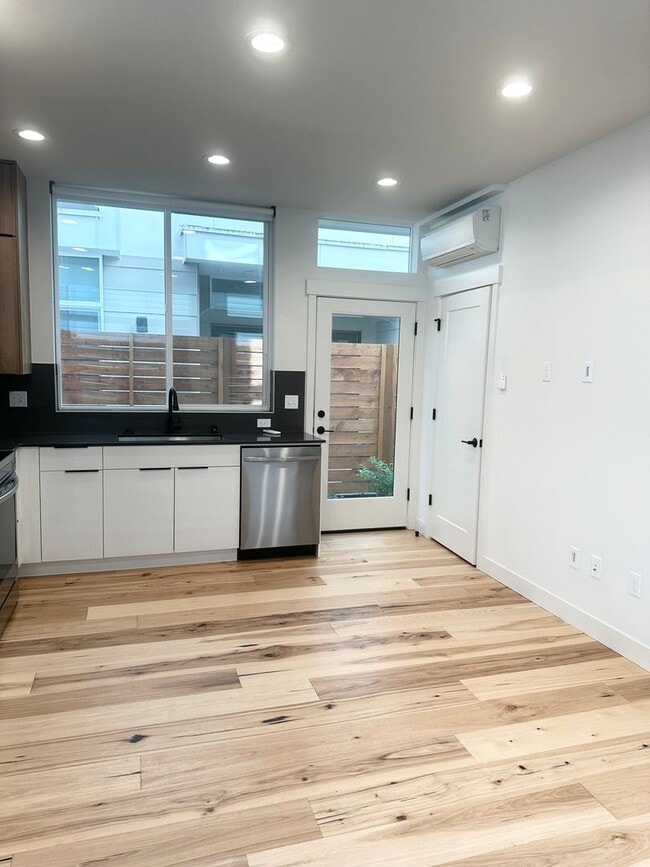Building Photo - Just listed! Modern 2-bed, 2-bath Townhome...