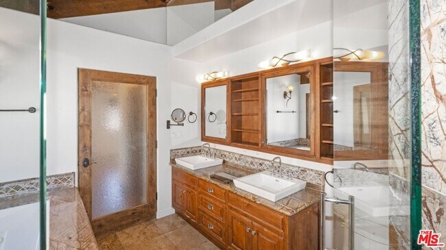 Building Photo - 12841 Landale St